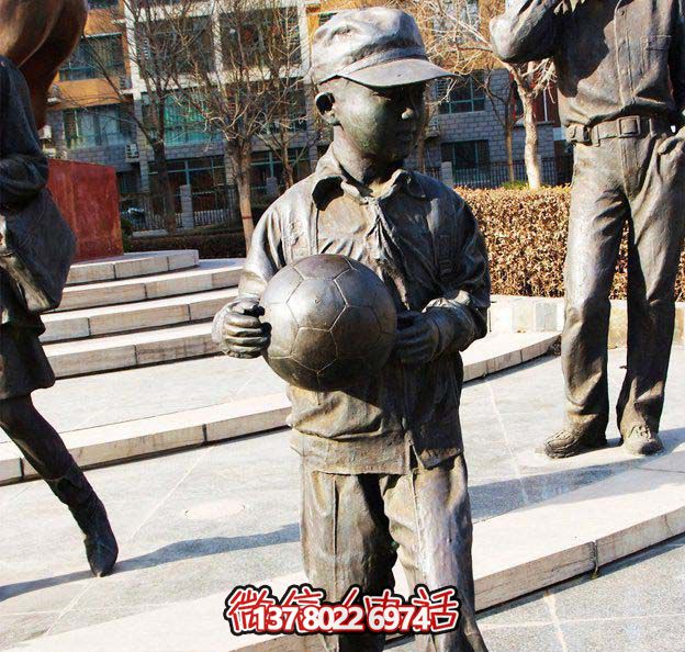 鑄銅雕塑，點綴小學廣場，傳遞小學生足球精神