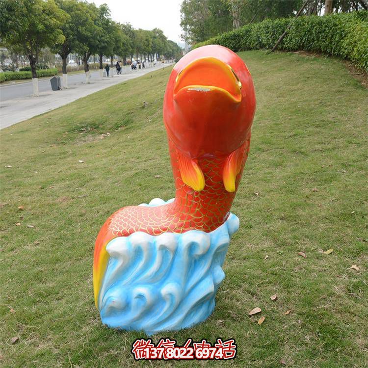 卡通玻璃鋼鯉魚雕塑，點(diǎn)綴游樂園園林