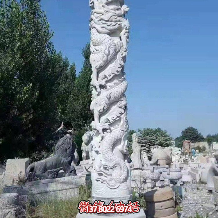 仿古石雕龍柱雕塑，為廣場增添古典魅力