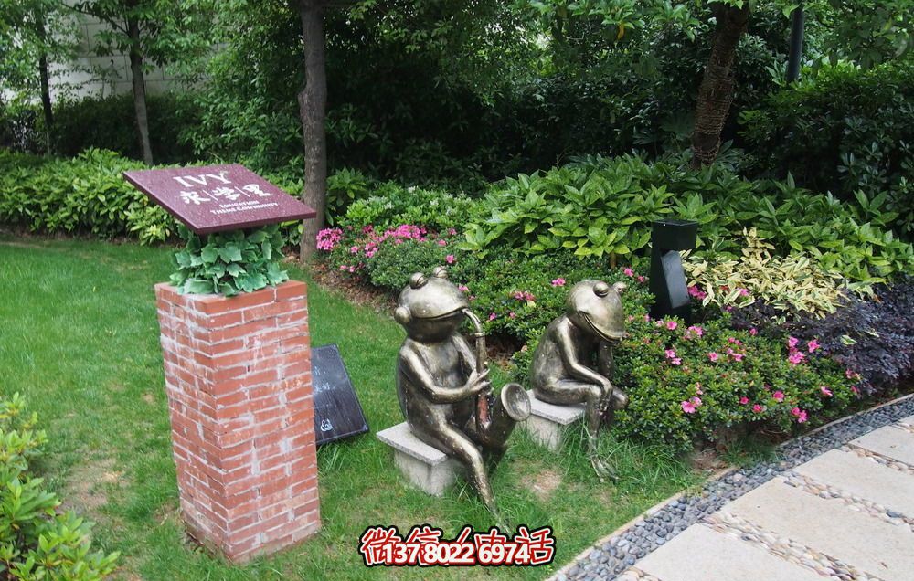 唯美青蛙雕塑，用不銹鋼增添公園景色