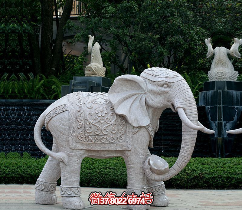 精美浮雕大象雕塑，點綴綠意花園