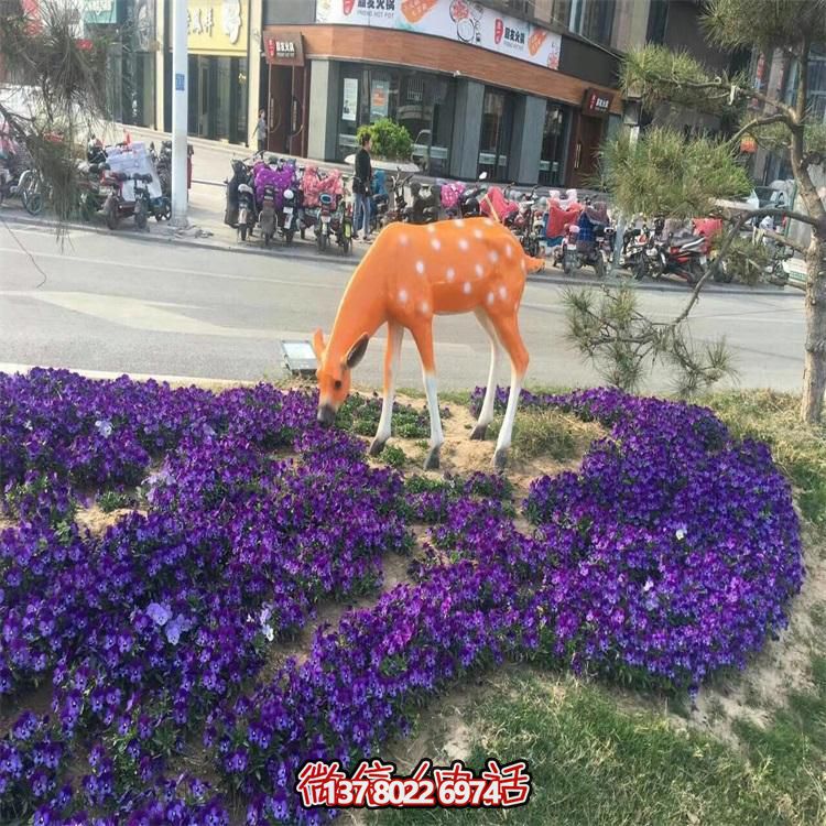 仿真鹿雕塑，在草叢中擺放，玻璃鋼打造