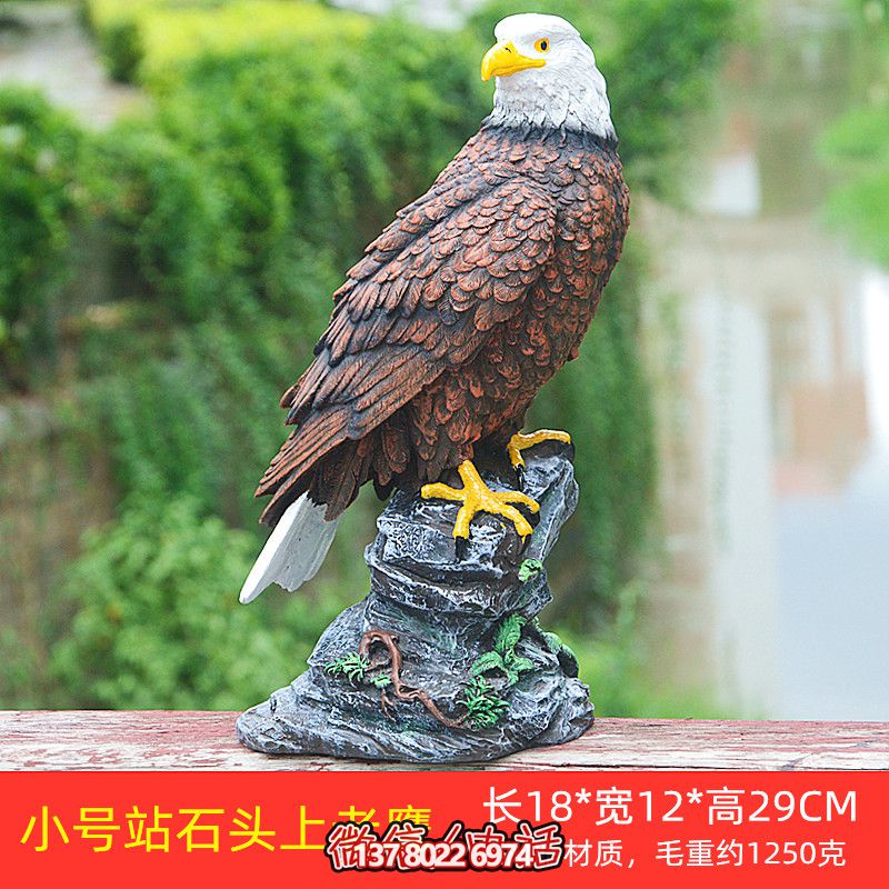 石頭藝術(shù)老鷹雕塑，點(diǎn)綴花園站