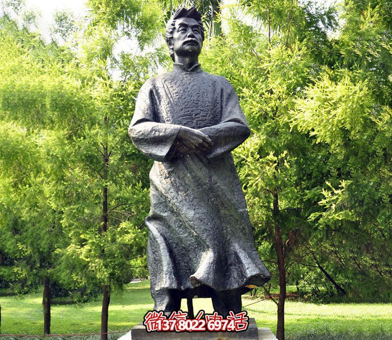 玻璃鋼魯迅人物雕塑，為公園景觀裝飾點(diǎn)綴