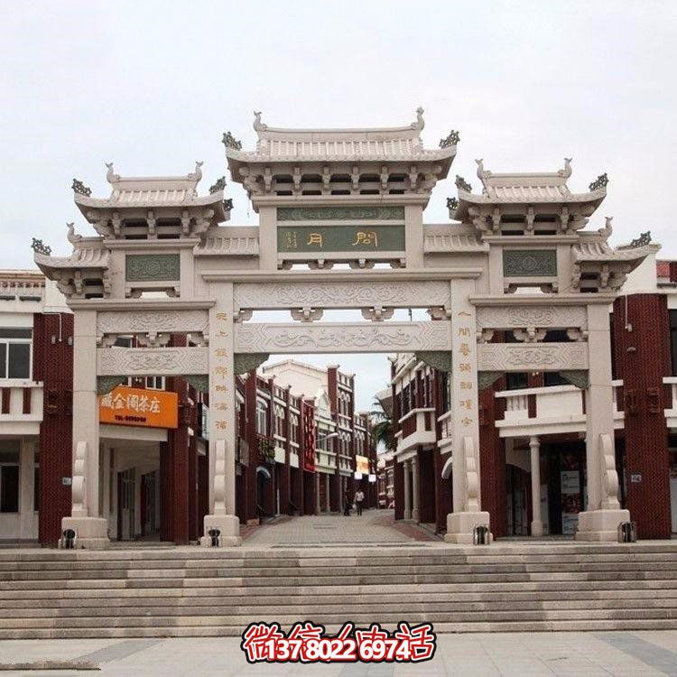 精美中式三門牌坊，裝飾大理街道