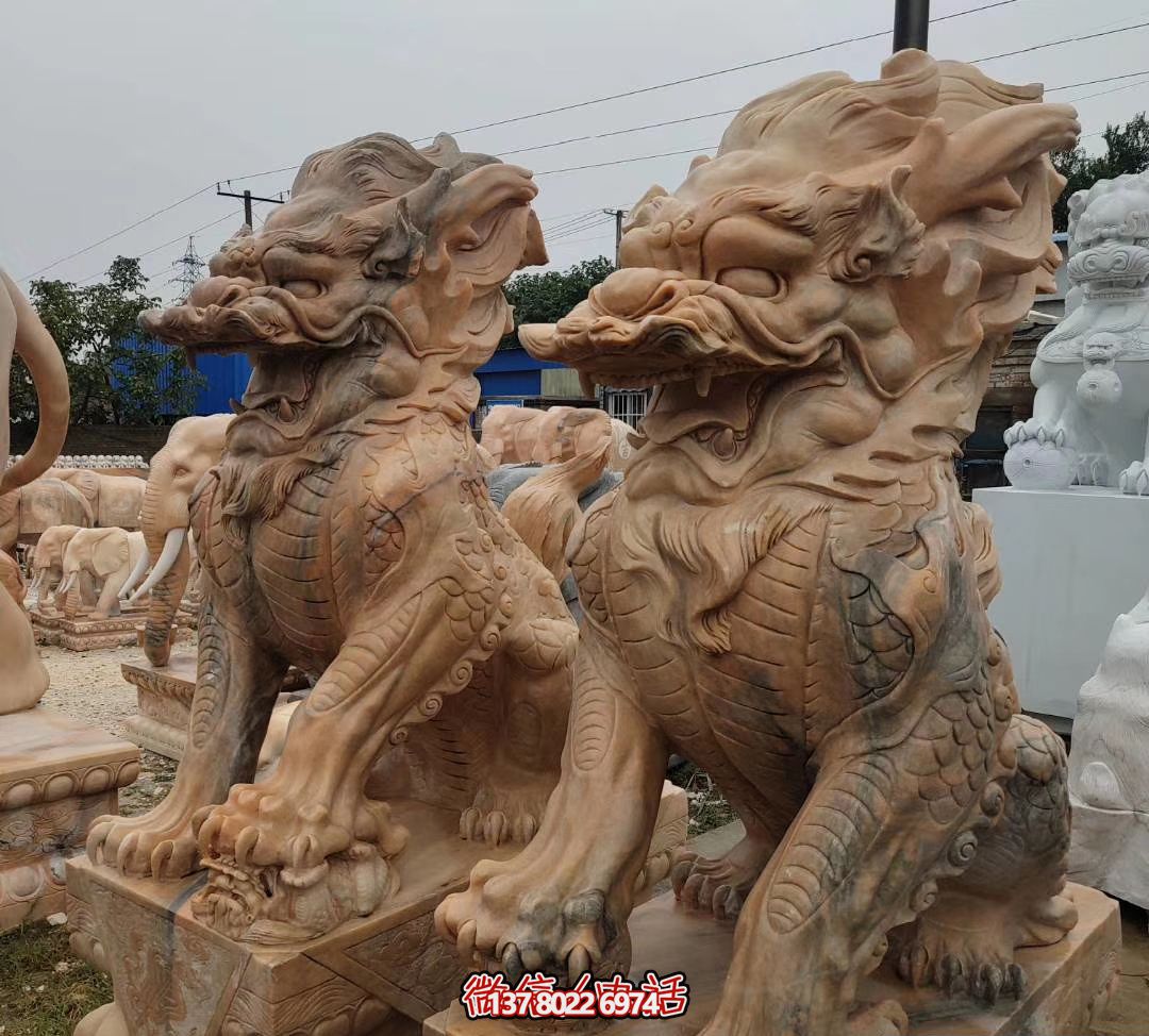 大型黃蠟石麒麟雕塑，點綴廣場景觀