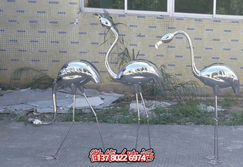 不銹鋼火烈鳥雕塑，完美擺放于室內(nèi)外庭院