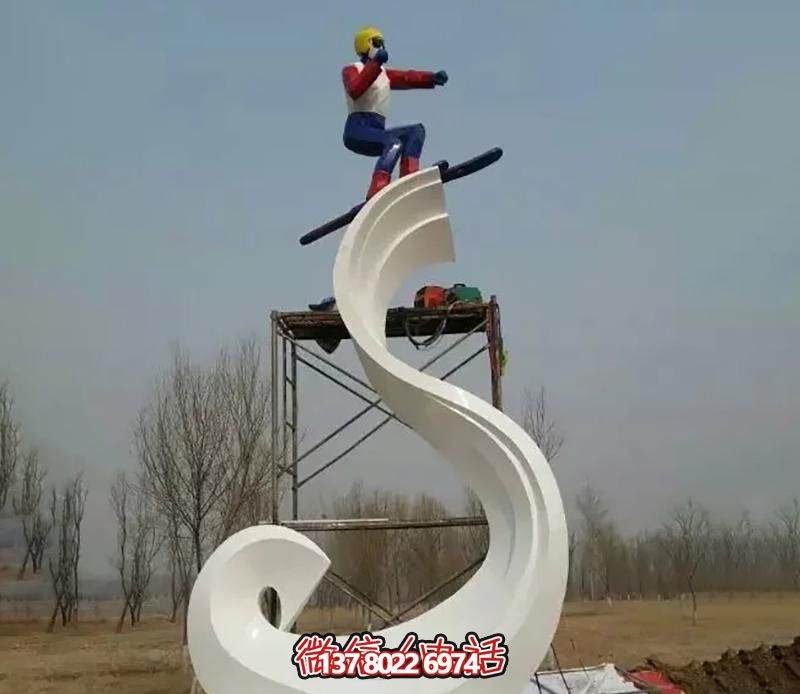 彩繪不銹鋼雕塑，把滑雪運(yùn)動(dòng)主題人物雕刻到廣場(chǎng)上