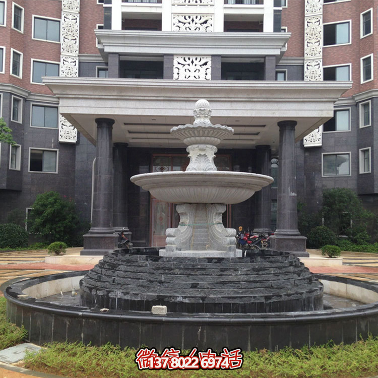 清新的雙層噴泉水雕裝飾，為辦公大樓門前增添靈動氣息