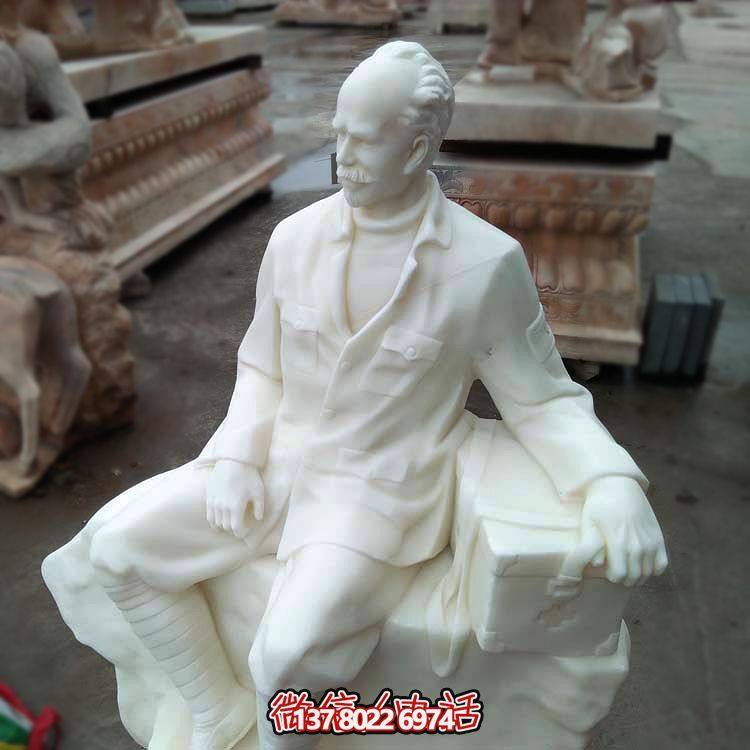 以白求恩精神為原型，漢白玉雕刻的護(hù)士坐姿雕塑