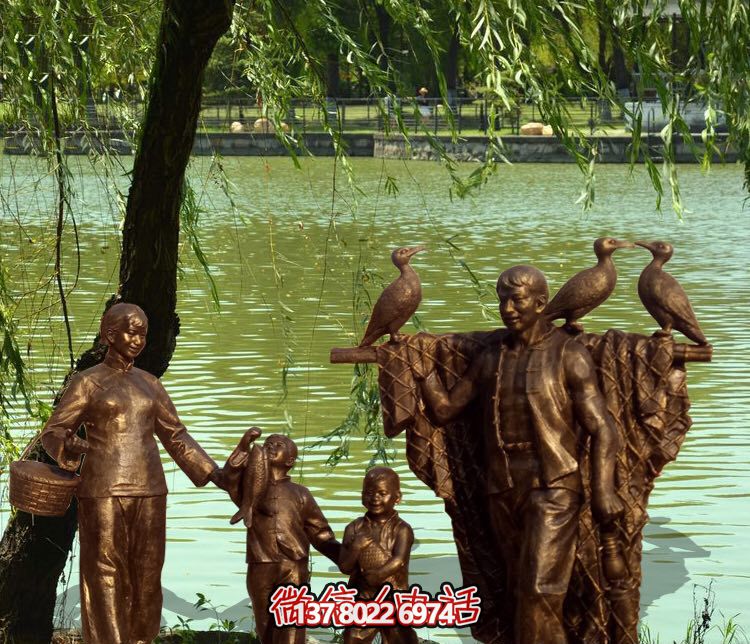 景區(qū)公園湖邊捕魚(yú)的一家四口玻璃鋼仿銅雕塑 景區(qū)公園湖邊捕魚(yú)的一家四口玻璃鋼仿銅雕塑